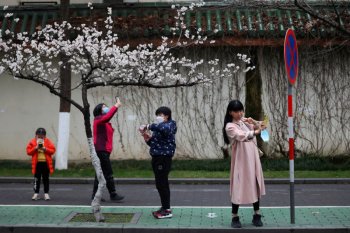 Laporan kasus virus corona di China turun drastis pada 1 Maret