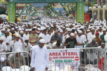 Jamaah Haul Laksanakan Shalat Zuhur