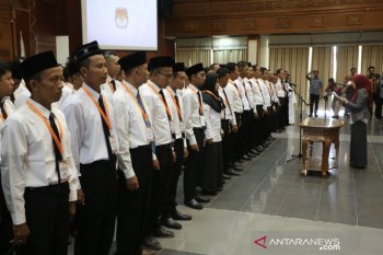 KPU Lantik 90 PPK Jelang Pilkada Kutim