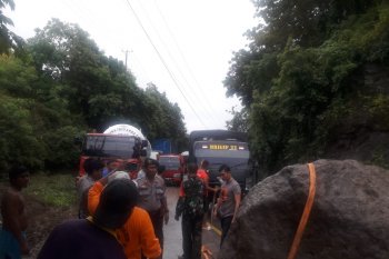 Akses transportasi bagian barat Gorontalo Utara putus akibat tertutup longsor