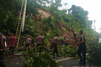 Longsor timpa dua pengendara motor