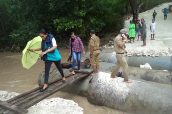 Jembatan Mapoli rusak diterjang banjir