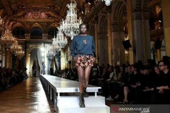 Busana gipsi versi Vivienne Westwood
