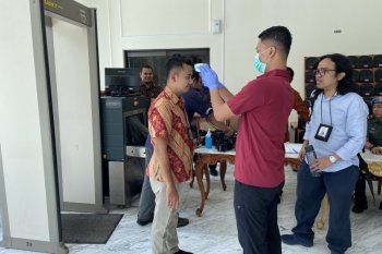 Paspampres wajibkan pemeriksaan suhu tubuh tamu di Kantor Wapres
