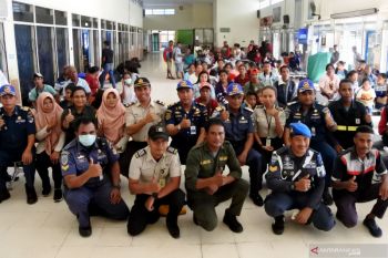 Sosialisasi tentang upaya menangkal COVID-19 kepada para penumpang kapal