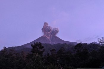 Bandara Adi Sumarmo ditutup sementara