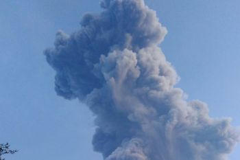 Gunung Merapi erupsi setinggi 6.000 meter