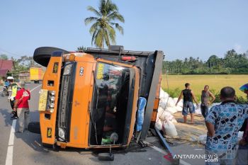 Truk bermuatan elpiji terguling dan terbakar di Bima akibat rem blong