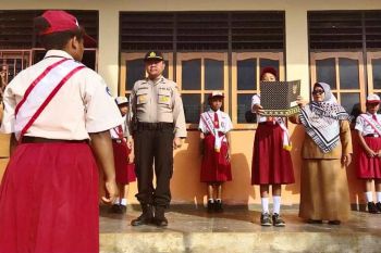 Kapolsek Jayapura Utara ajak siswa SD Inpres belajar disiplin