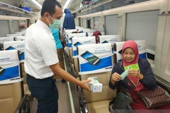 KAI Divre IV bagikan masker gratis kepada penumpang