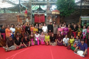 Maestro Arja Klasik jelaskan pakem tari ke seniman kabupaten di Bali
