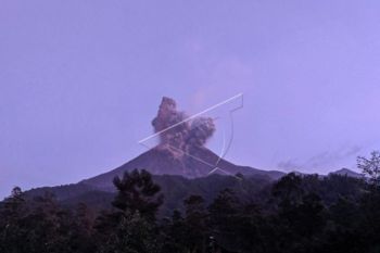 GUNUNG MERAPI MELETUS