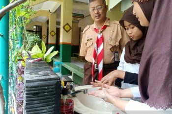 SMPN 156 wajibkan siswa cuci tangan untuk tangkal virus Corona