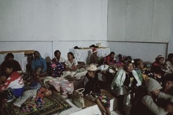 951 korban banjir Lore Barat ditampung di kantor camat