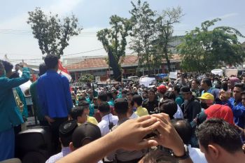 Ratusan mahasiswa tolak RUU Omnibus Law di DPRD Sumbar
