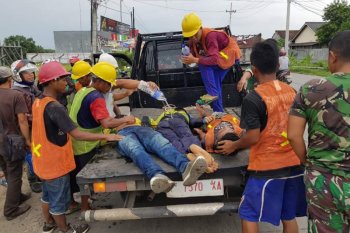 Dua pekerja pemasang tiang kabel Telkom tewas tersengat listrik