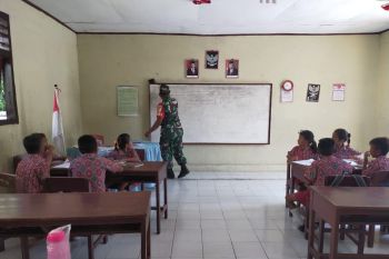 Babinsa Sangihe bekali ilmu bela negara siswa perbatasan