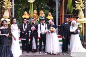 Tiga pasang pengantin nikah bareng di "Gerbang Banyu Langit"