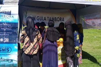 Disdag Mataram melakukan operasi pasar turunkan harga gula pasir