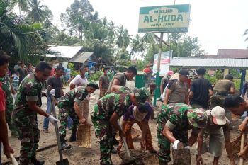 Prajurit Kodim 0304 Agam gotong royong bangun Masjid Al Huda (Video)