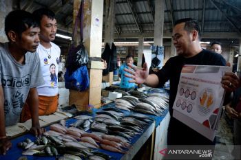Sosialisasi gerakan cuci tangan pakai sabun di pasar