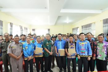 Bupati Pesisir Barat berikan bantuan HT