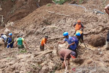 Basarnas hentikan pencarian warga tertimbun longsor