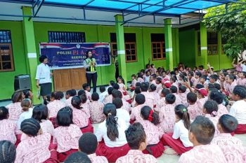 Polisi Jayapura ajarkan tertib berlalu lintas kepada siswa SD Sentani