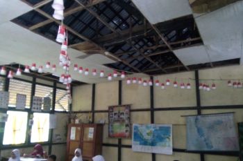 Atap SDN 1 Tebas di Sambas banyak berlubang