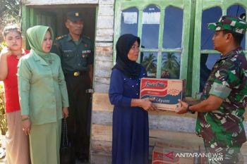 Kodim 0304 Agam serahkan sembako ke anak veteran (Video)