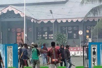Tersangka percobaan pembakaran kantor Bupati Waropen bertambah menjadi 17 orang