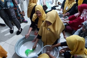 Ibu rumah tangga di Buton pelatihan pengolahan produk kelapa