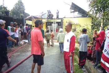 Rumah kepala sekolah terbakar, satu korban alami luka bakar serius