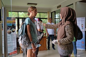 Dua petugas pemindai di bandara Los Angeles positif virus corona
