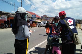 PMI dan Kejari Waykanan bagikan 1.000 masker