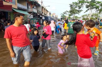 Banjir di Muara Teweh jadi tempat bermain