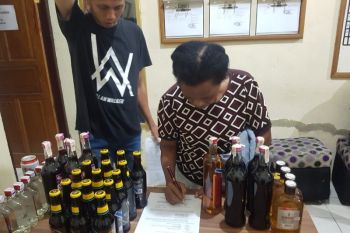 Polisi Jayapura tangkap dua penjual minuman beralkohol eceran