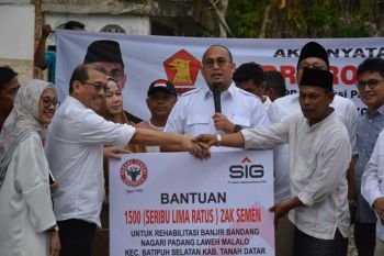 Semen Indonesia Grup serahkan bantuan banjir bandang Padang Laweh.