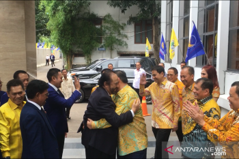 Surya Paloh dan Airlangga Hartarto berpelukan