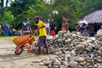 Warga perbatasan Papua sumbang batu dan pasir sukseskan TMMD