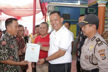 Warga Pringsewu Barat terima sertifikat PTSL