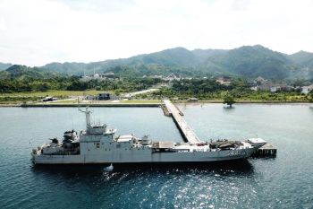 KRI Teluk Sangkulirang-542 sandar di Lanal Mamuju