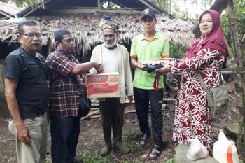 Nazaruddin mendapat bantuan Program PWI Agam Peduli
