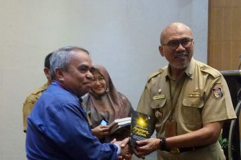 Dinas Perpustakaan Kota Makassar terima 18 judul buku dari penulis