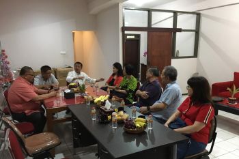 Sejumlah orang tua mahasiswa Raffles Intitute Surabaya temui anggota DPR RI