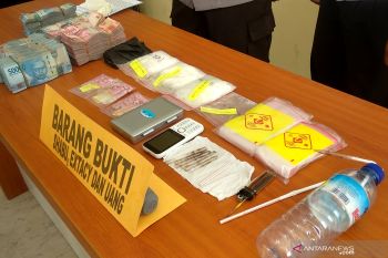 Polda NTB mengungkap kasus kepemilikan 150 butir ekstasi dan 2,97 ons sabu
