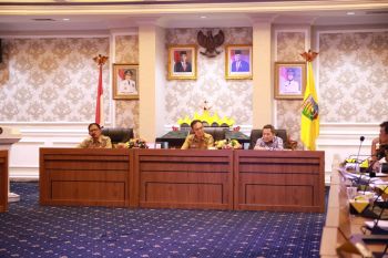 Bupati Pesisir Barat hadiri undangan pertemuan dengan Ombudsman RI