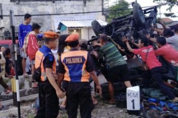 Ambarawa Ekspres tabrak kendaraan beroda tiga di Semarang