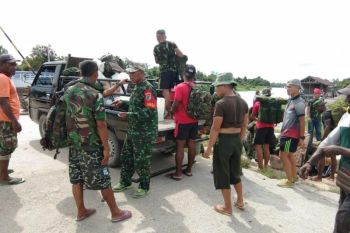 Puluhan prajurit TNI Satgas TMMD bangun rumah di Kampung Epem