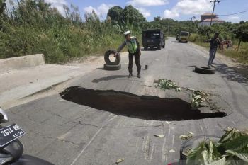 Amblasnya  jalan  nasional  di Kalimantan Timur
